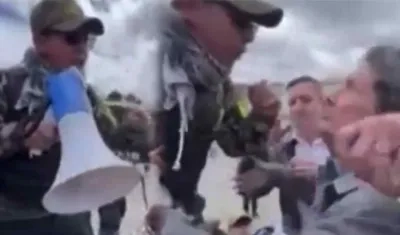 'Pacho' Santos jalando a soldado retirado.