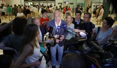 Los políticos a su llegada al aeropuerto de Madrid tras no poder ingresar a territorio venezolano. 