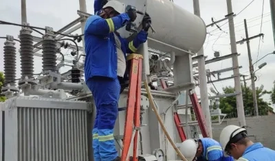 Trabajadores de la empresa Air-e en trabajo de redes. 