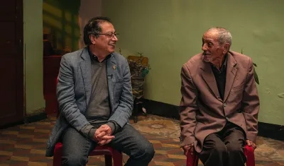 El Presidente Gustavo Petro con uno de los beneficiarios de la Reforma, José del Carmen Estepa.