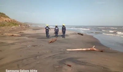 Bomberos de Puerto Colombia en las labores de rescate. 