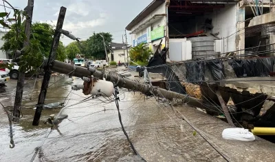 Poste se cayó porque estaba en un sector socavado por una obra. 