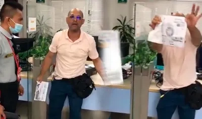 Usuario se encadenó en oficina de Air-e. 