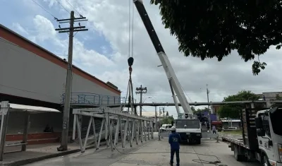Desmonte del puente peatonal en la carrera 43. 