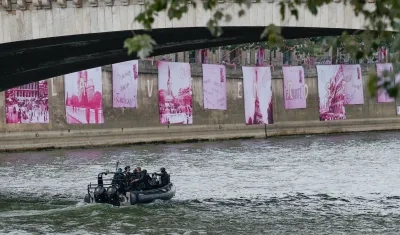 Patrullas vigilan el río Sena.