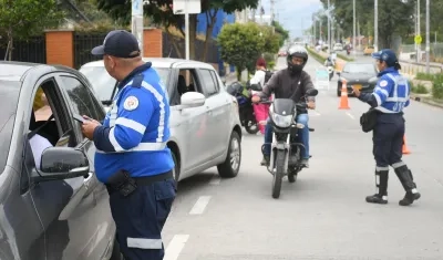 Agentes de tránsito velando por la seguridad vial.