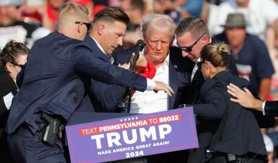 Donald Trump tras el ataque a bala de este sábado. 