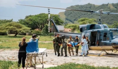 Momento en que fue trasladada la mujer arhuaca. 