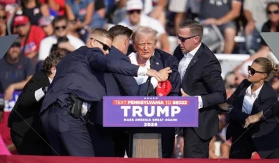 Momento en que los escoltas protegían a Donald Trump tras resultar herido. 