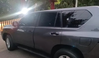 El vehículo impactado a bala.