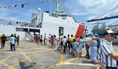 Visitantes que llegaron al buque. 