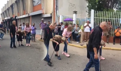 Momento en que la mujer llegó acompañada de sus allegados a un centro de votación. 