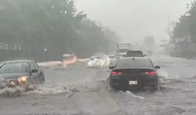 Carros atrapados por la fuerte lluvia.