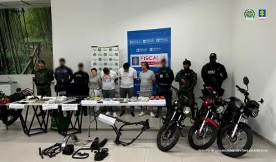 La banda ilegal capturada junto con los uniformados.