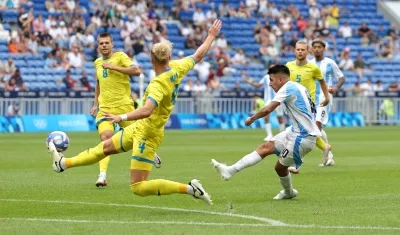 Thiago Almada marca el primer gol argentino ante Ucrania. 