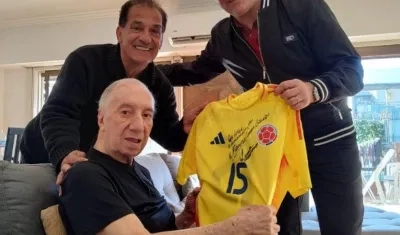 Néstor Lorenzo con la camiseta de la Selección Colombia que le obsequió a Bilardo.  