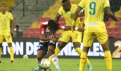 Roberto Hinojoza domina la pelota ante la marca de un jugador del Bucaramanga.