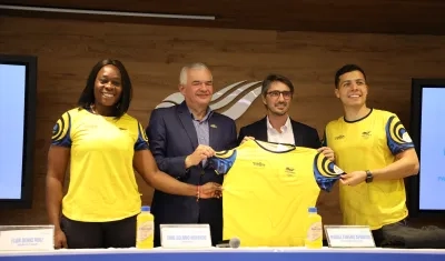Ciro Solano, presidente del COC, con los deportistas Flor Denis Ruiz y Diego Arboleda.