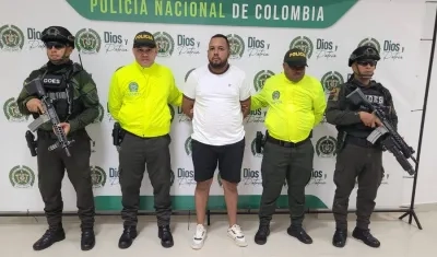 El capturado junto con los uniformados.