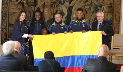 El presidente Gustavo Petro con los abanderados Flor Denis Ruiz y Kevin Quintero.