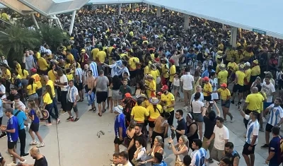 Aficionados ingresando sin control a la final.