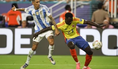 Davinson frente a Di María.