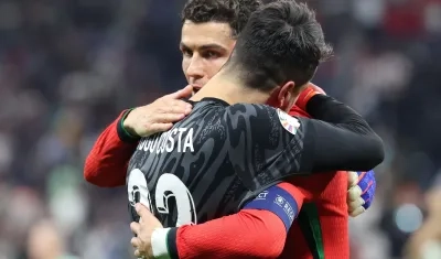 Diogo Costa y Cristiano Ronaldo abrazados tras el triunfo en la tanda de penales. 