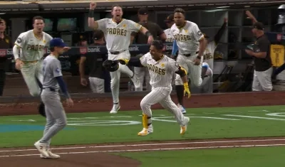 Dónovan Solano llegando a primera tras conectar el hit que le dio el triunfo a los Padres sobre los Dodgers.