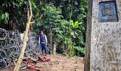 Integrante de Defensoría del Pueblo mientras inspecciona el cierre de los pasos migratorios hacía Panamá ordenado por el presidente, José Raúl Mulino, en el Tapón del Darién. 