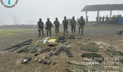 Integrantes del Ejército posan con parte de lo hallado.