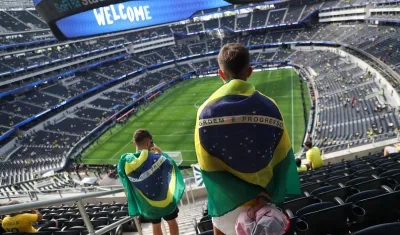 Aficionados brasileños en el SoFi Stadium de Inglewood (California). 