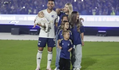 Falcao García acompañado de su esposa e hijos. 