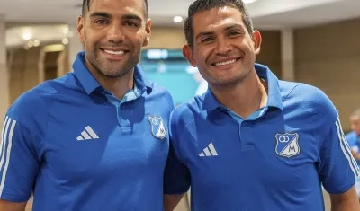 Falcao García con David Macalister Silva, quien le cedió la banda de capitán. 