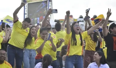 Aficionados de la Selección Colombia celebrando en el Fan Zone en el partido contra Costa Rica. 