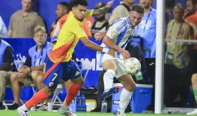 Luis Díaz disputa la pelota con Alexis Mac Allister.