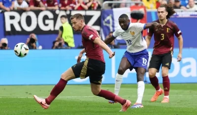 El disparo de Randl Kolo Muani que terminó en el fondo de la red de Bélgica. 