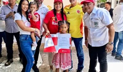 Gobernador del Atlántico en la plaza principal de Galapa en la entrega de titulaciones.