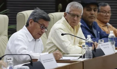 Imagen de archivo en donde aparece Pablo Beltrán, jefe negociador del Ejército de Liberación Nacional.