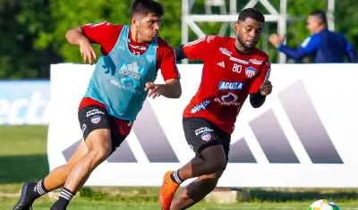 Roberto Hinojoza, quien será inicialista ante Bucaramanga, en un entrenamiento con Nicolás Zalazar. 