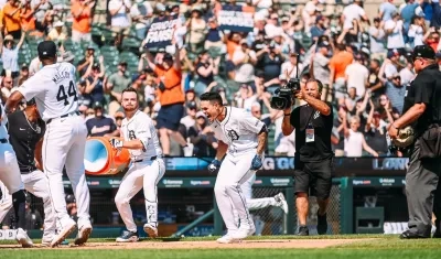 Gio Urshela es recibido en el plato por sus compañeros tras darle la victoria a los Tigres. 
