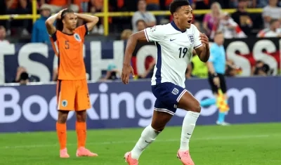 Ollie Watkins emprende la carrera para celebrar el gol del triunfo de Inglaterra. 