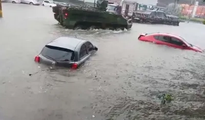 Vehículos afectados por la inundación. 