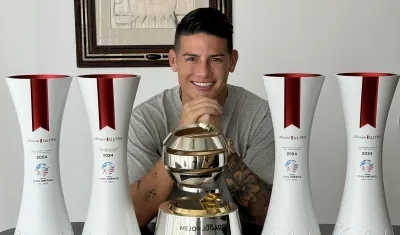 James Rodríguez con los trofeos que conquistó en la Copa América.