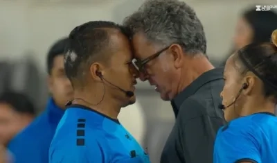 Juan Carlos Osorio en plena discusión con un árbitro asistente.