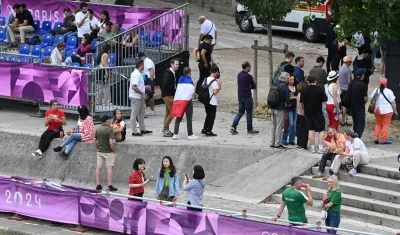 Las colas del público para acceder a la ceremonia inaugural.