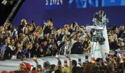 La amazona Floriane Issert ingresando con la bandera olímpica al Trocadero.