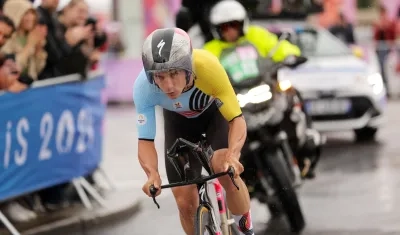 Remco Evenepoel rumbo a la meta en el Puente de Alejandro III.