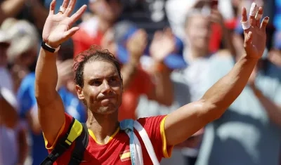 Rafael Nadal se despide tras su derrota ante Novak Djokovic. 