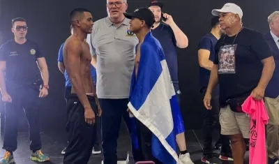 Robert Barrera (izquierda) y Román González en el tradicional cara cara previo al combate.