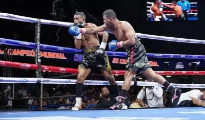 Rober Barrera contra las cuerdas soportando el ataque de 'Chocolatito' González.